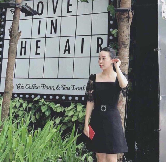 Đầm cổ vuông tay ren