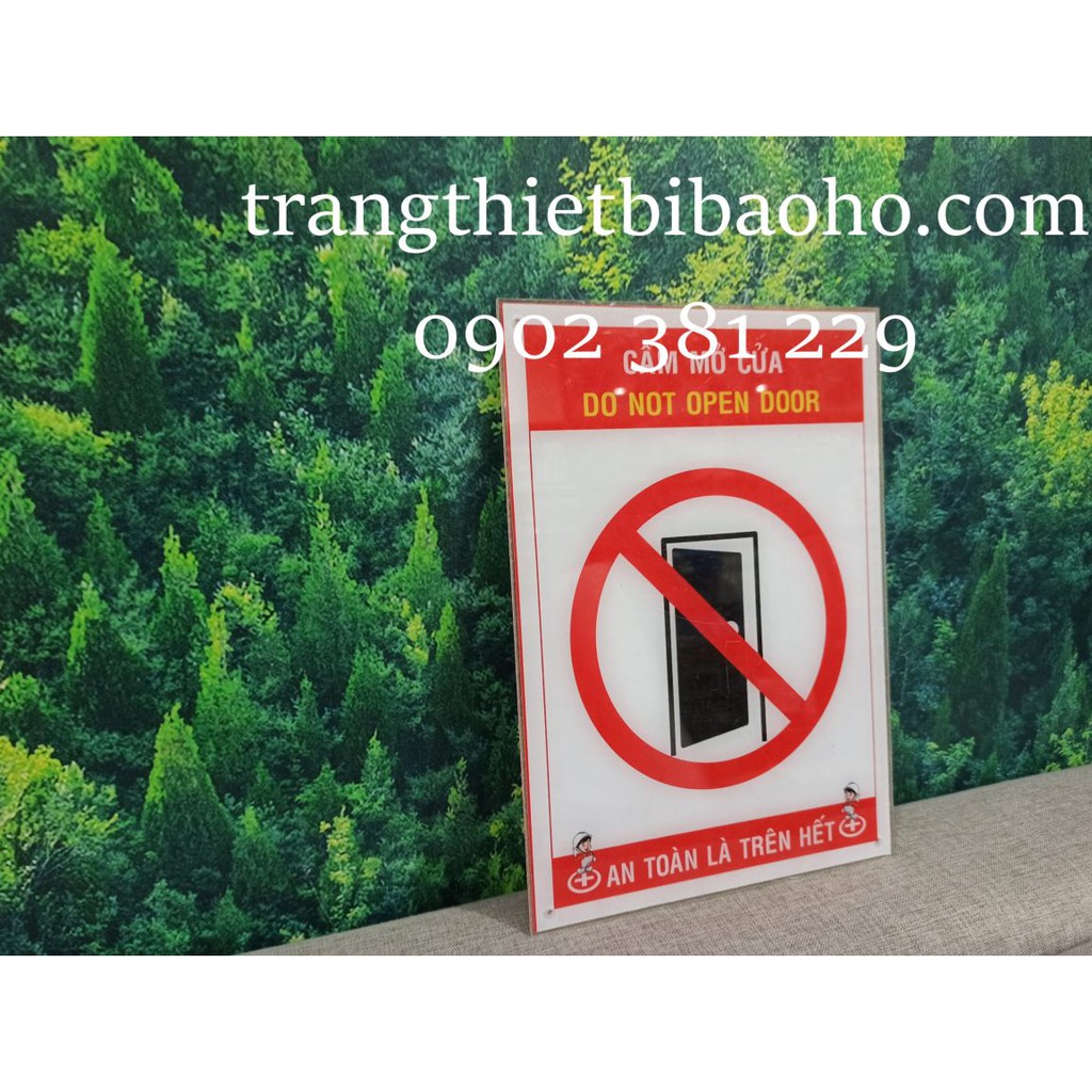 Biển báo mica Cấm mở cửa (Do not open the door) kích thước 20 x30cm