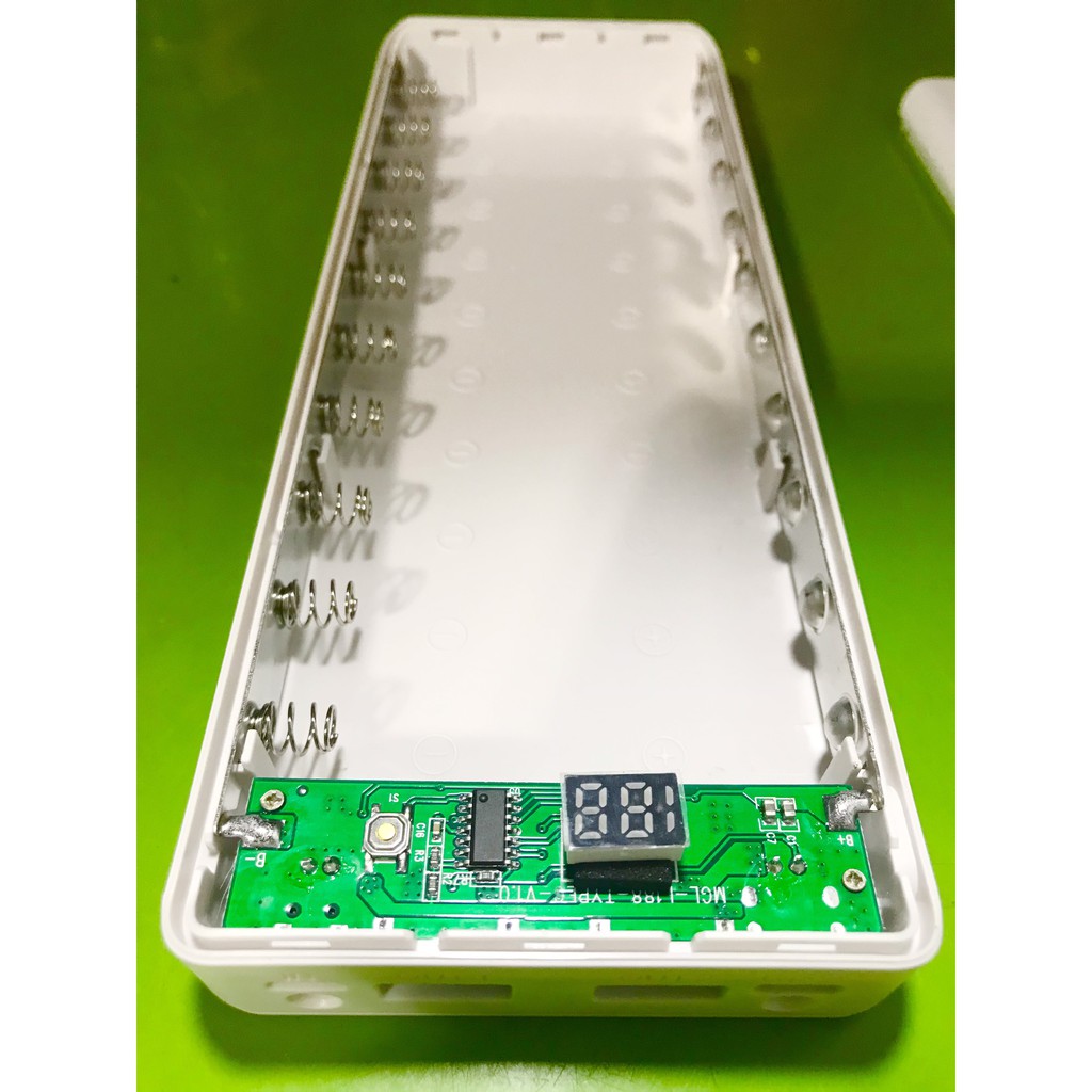 Box sạc dự phòng không pin 10 cell 18650 màn hình LCD có cổng Type-C màu trắng