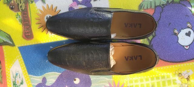 Giày tây nam laka size 42 màu đen. Được dập nổi vân cá sấu