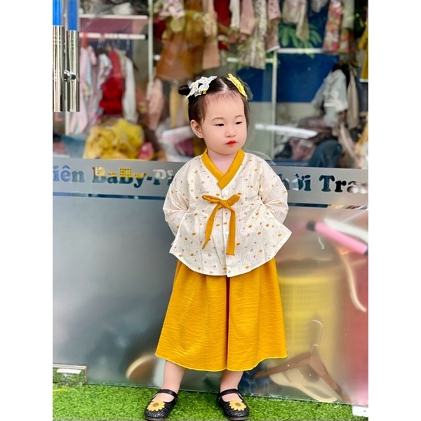 Hanbok vàng cách tân