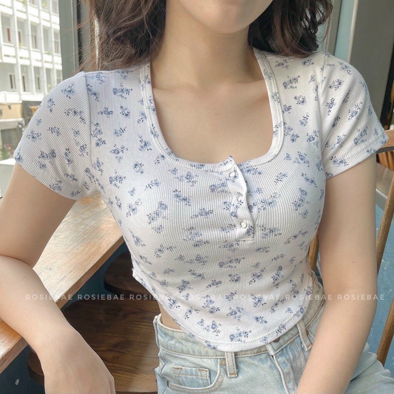 Áo croptop nữ - áo croptop vạt bầu in họa tiết nhí phối nút - AO046