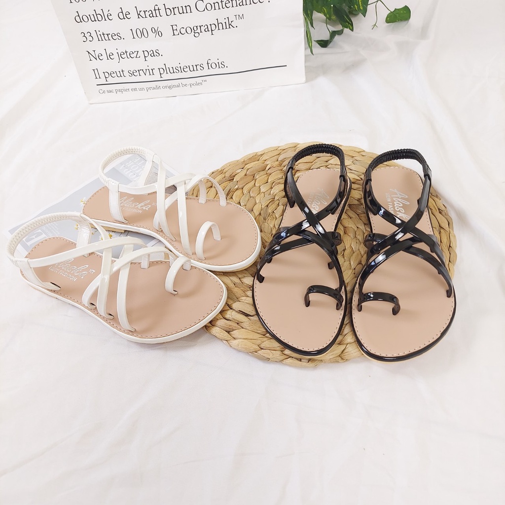 Sandal nữ đi học có quai hậu, đế nhựa cao cấp đi mưa thoải mái - TB Sandal xỏ ngón da bóng nền kem