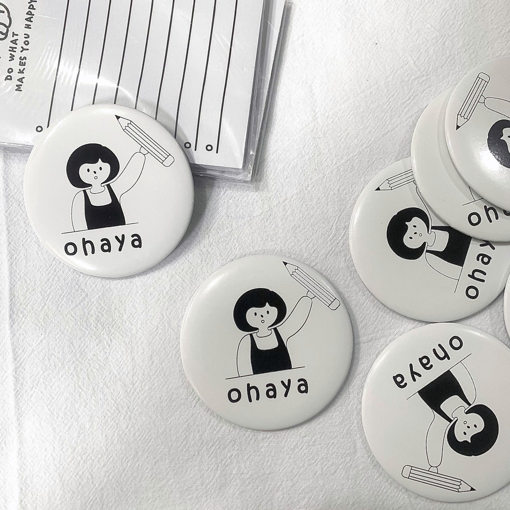 Gương trang điểm cầm tay nhỏ nhắn họa tiết cô bé cầm bút chì đáng yêu