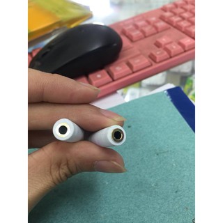 Jack chia hai tai nghe