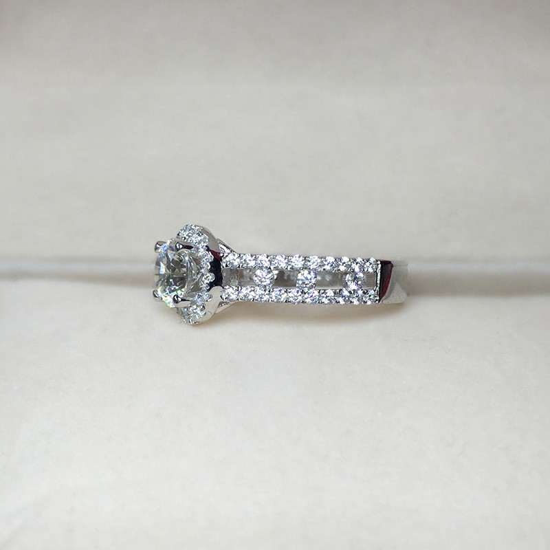 Nhẫn kim cương vàng trắng thiết kế sang trọng thời trang cho nữ