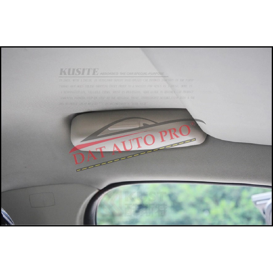 Hộp dựng kính gắn trần xe oto màu kem. | BigBuy360 - bigbuy360.vn