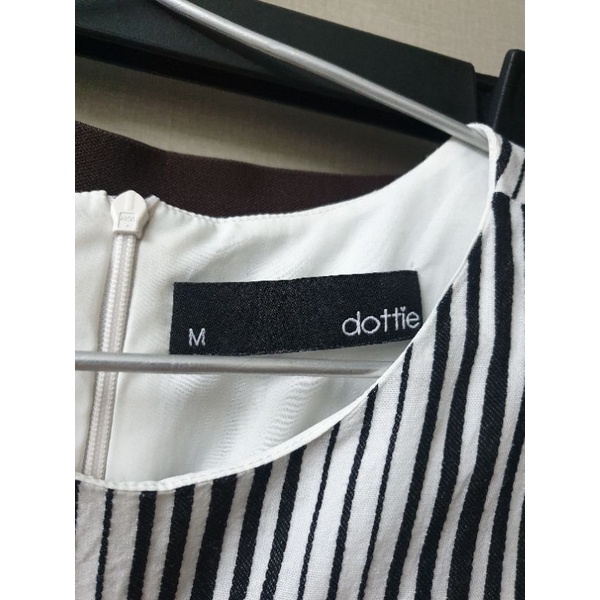 váy dottie kẻ sọc trắng đen