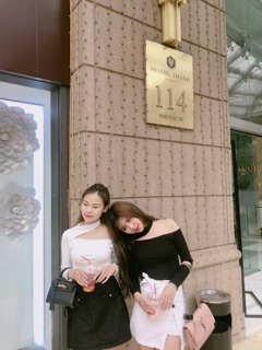 Áo thun hở vai