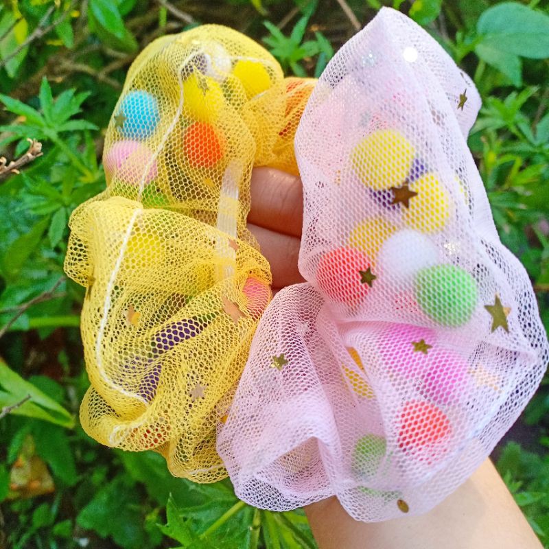 Cột tóc vải scrunchies kèm pom pom