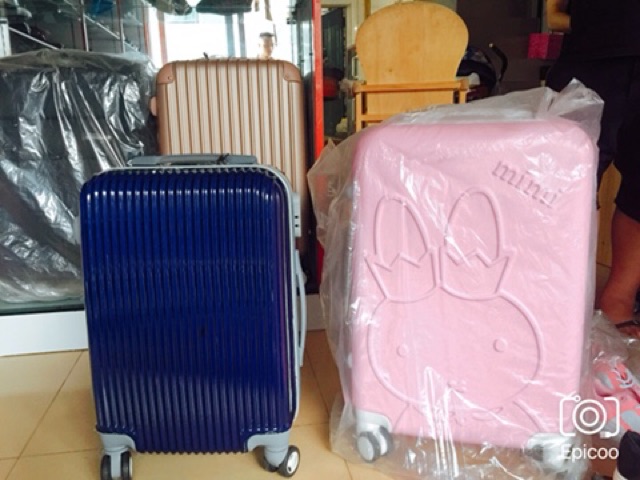 Vali chuẩn fom size 22 màu hồng xinh yêu được làm từ chất liệu nhựa dẻo PE, KT 55x38x25cm, vali chịu lực chống chầy vỡ..