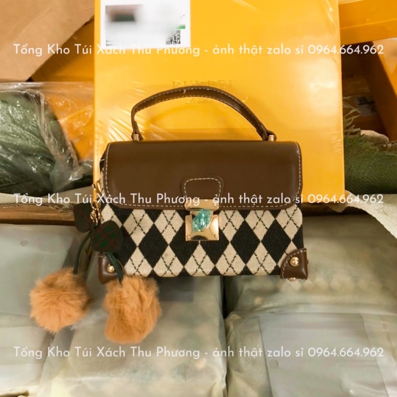 Túi đeo chéo,quai xách dáng hộp khoá xoay hoạ tiết hình thoi phong cách trẻ trung - hàng QCCC chuẩn (tặng kèm chùm bông)