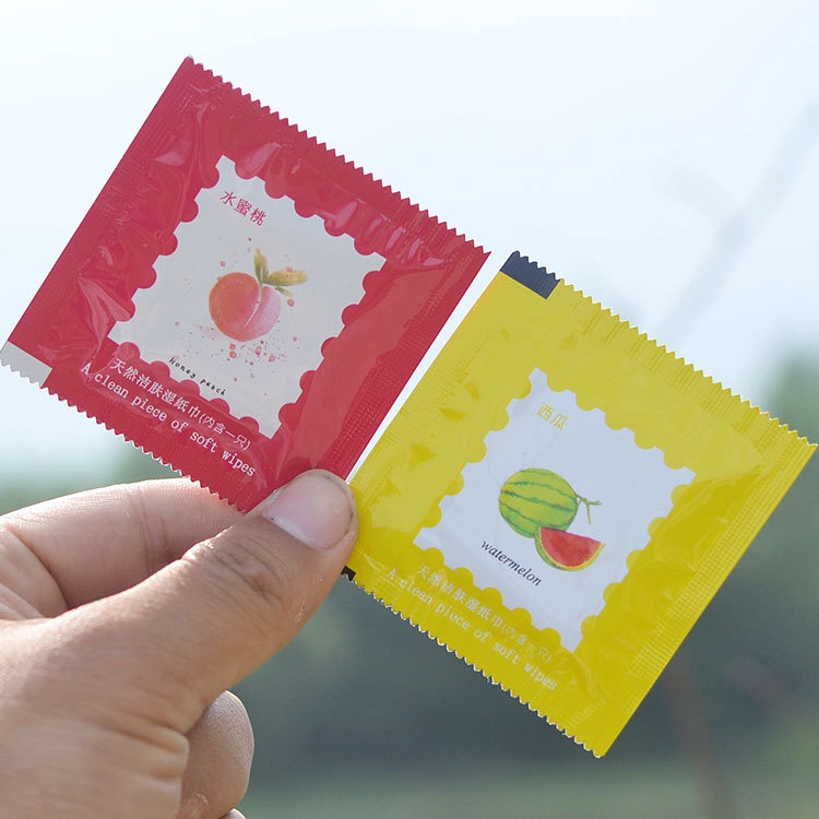 Gói khăn ướt mini, khăn giấy ướt bỏ túi tiện dụng 1 gói gồm 8 miếng khăn ướt mini