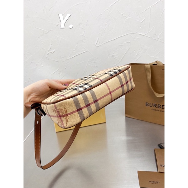 Túi Burberry hoạ tiết