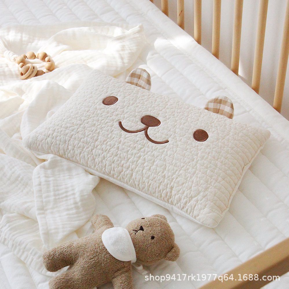 Gối Nhồi Bông Chống Va Chạm Thêu Hình Gấu Dễ Thương