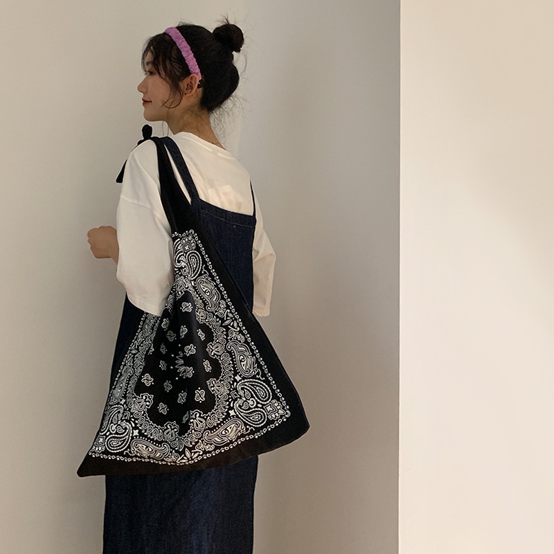 Túi đeo vai bằng vải canvas họa tiết hoa 19D041