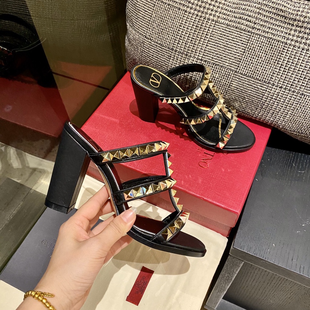 Xăng Đan Da Cừu Đính Đinh Tán Toàn Diện Kiểu Cổ Điển Valentino 2022