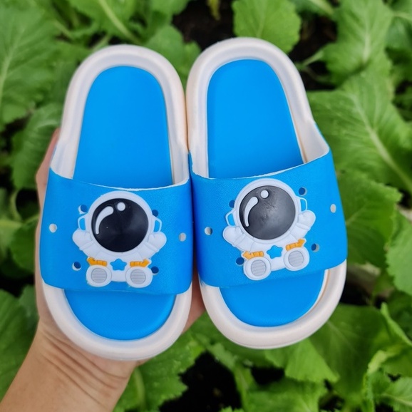 Dép bánh mì cho bé trai bé gái chất cao su mềm sơn hình phi hành gia
