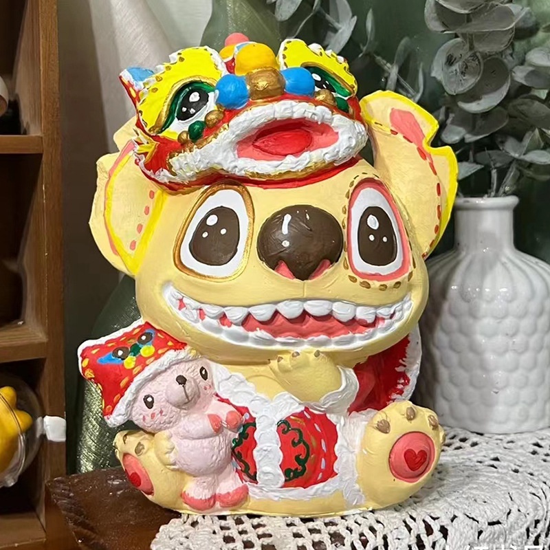 Tượng Stitch mẫu Tết tô màu bằng nhựa Vinyl + có nắp ống heo
