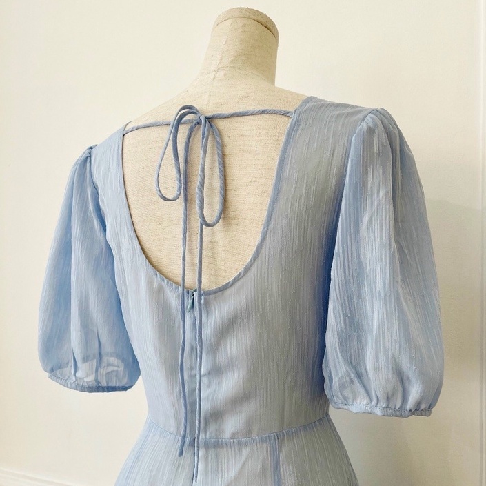 Đầm midi voan cổ V tay phồng tà xéo