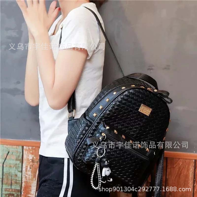 Móc khóa bearbrick bằng nhựa móc treo chìa khóa phụ kiện túi xách thời trang kèm dây da LK176