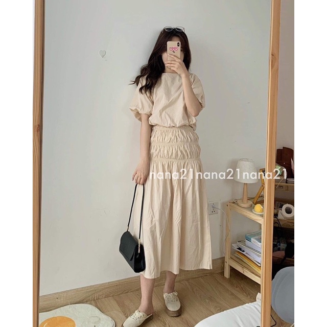 Áo croptop và chân váy thô nhún tầng