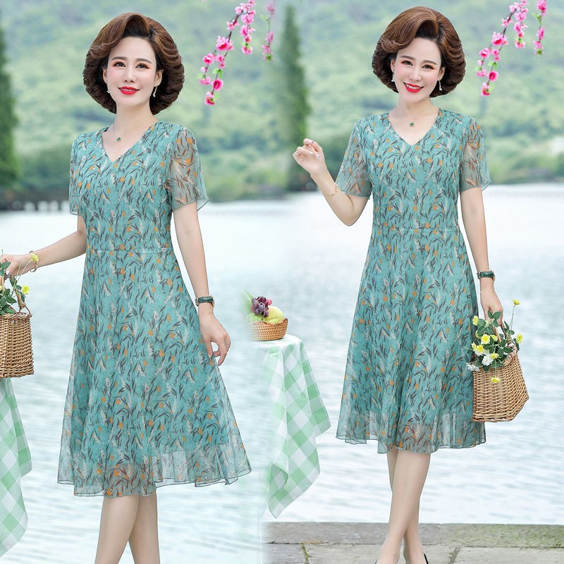 Váy mùa hè cho bà mẹ trung niên mới váy mẹ 50 tuổi nữ trung niên mùa hè kiểu mới xếp ly voan hoa cho người và cao