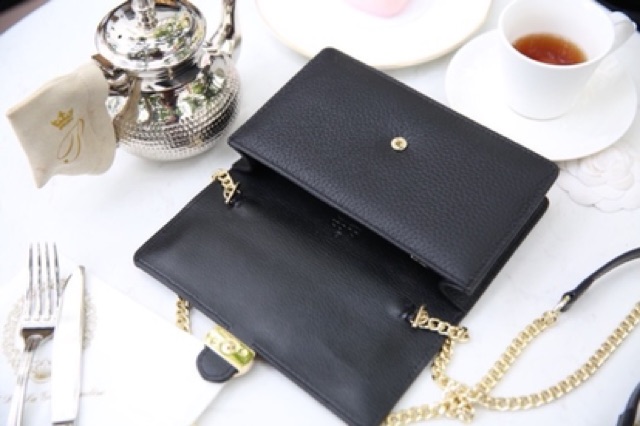 Ví cầm tay có dây đeo