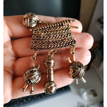 Ghim cài áo kiểu dáng đan len độc đáo ấn tượng