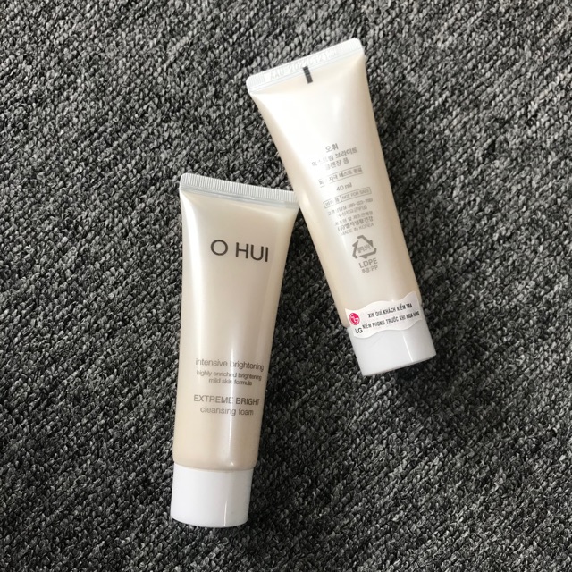 - Sữa rửa mặt Ohui trắng chứa hạt snow vitamin 40ml