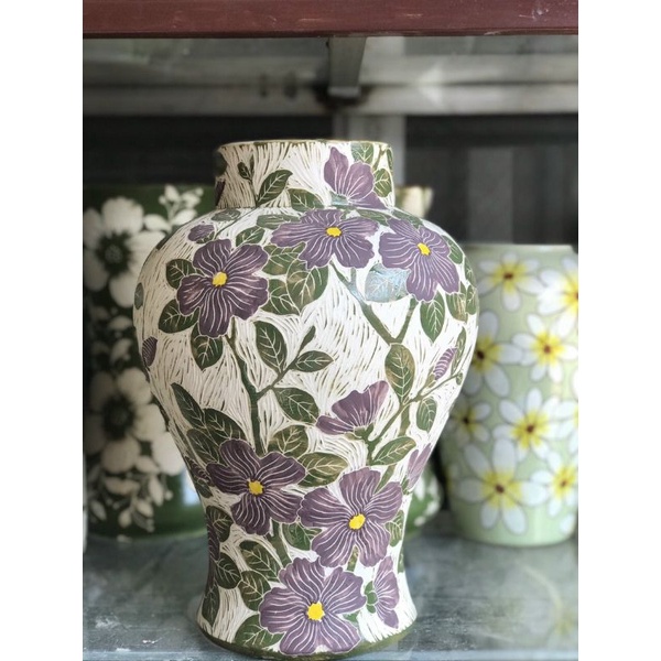 LỌ HOA DÁNG THON MEN LAM VẼ TAY HOA DÂY H30Cm ×M11cm.