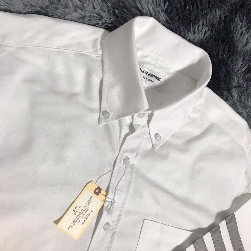 Áo sơ mi thom browne trắng viền 4 sọc xám, vải oxford