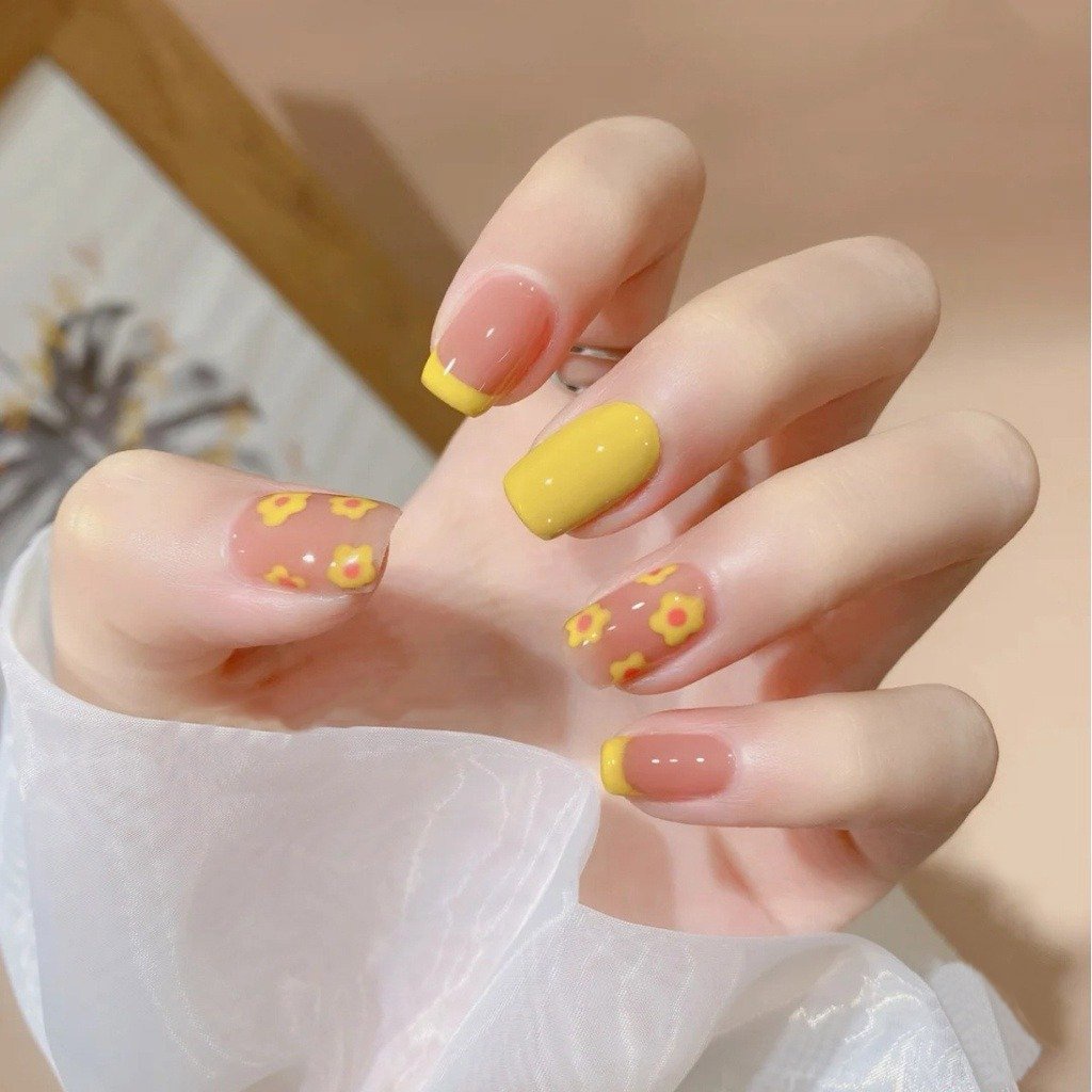 Bộ 24 móng tay giả ngắn vàng họa tiết hoa  SẴN KEO DÁN