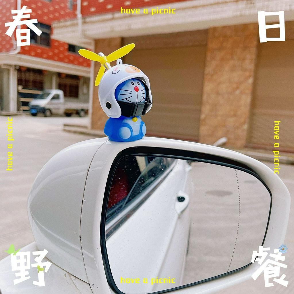 Doremon gắn xe máy, xe đạp, ô tô, gắn mũ bảo hiểm, Doraemon đội mũ bảo hiểm chong chóng, có đèn phát sáng. Trang trí xe