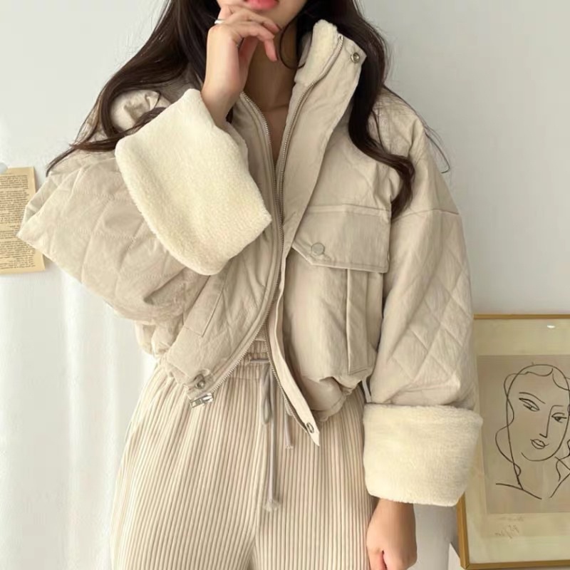 Áo khoác phao dáng ngắn croptop trần trám