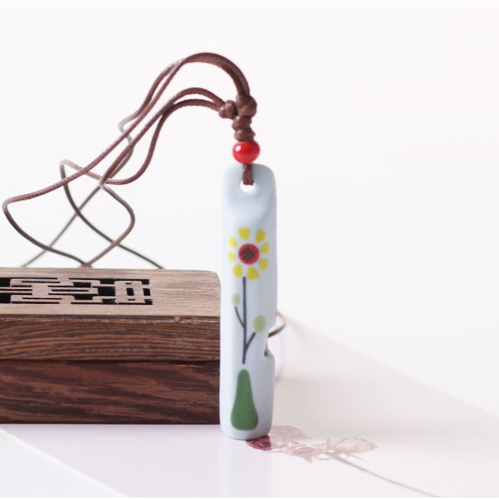 Vòng cổ gốm hình trụ vẽ hoa VGOM54