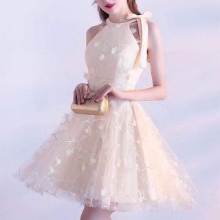 Đầm thiết kế dự tiệc cổ yếm y hình