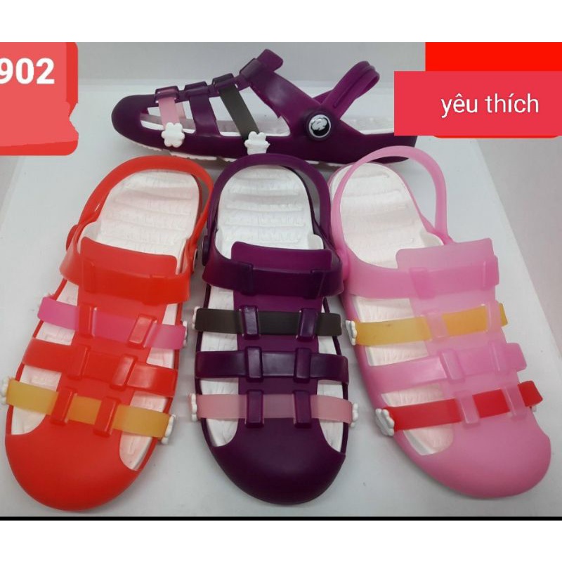 Giày xăng đan nhựa dẻo bít mũi.
