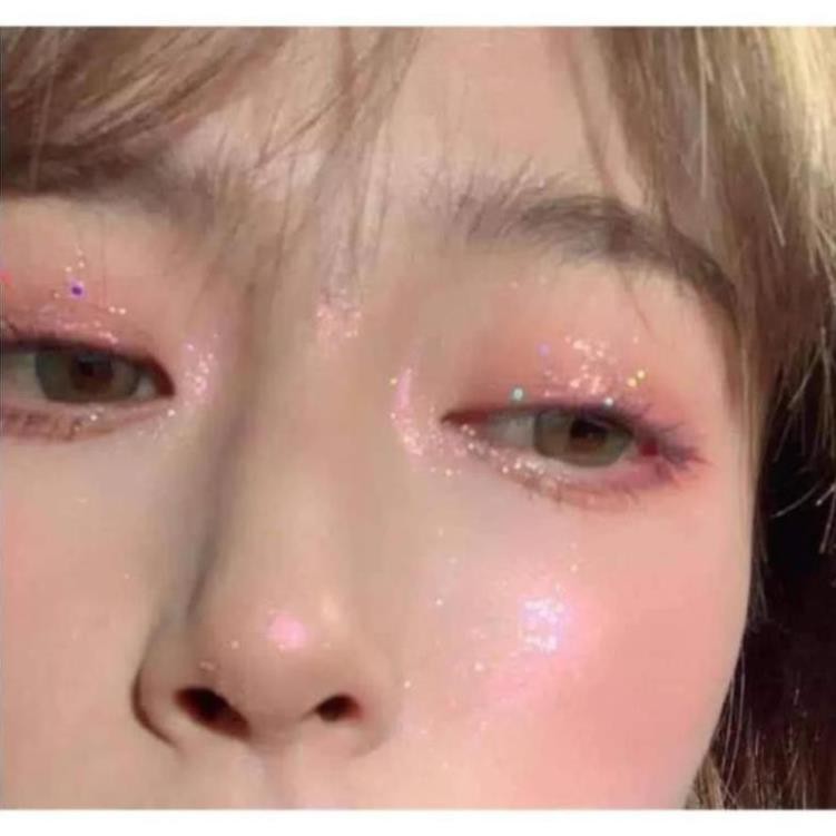 Xit Khoáng Khóa lớp MAKEUP FIXER SPRAY , có ánh nhũ giữ lớp trang điểm lâu trôi và cấp ẩm.Tặng kèm 1 cây chì kẻ mày. | BigBuy360 - bigbuy360.vn