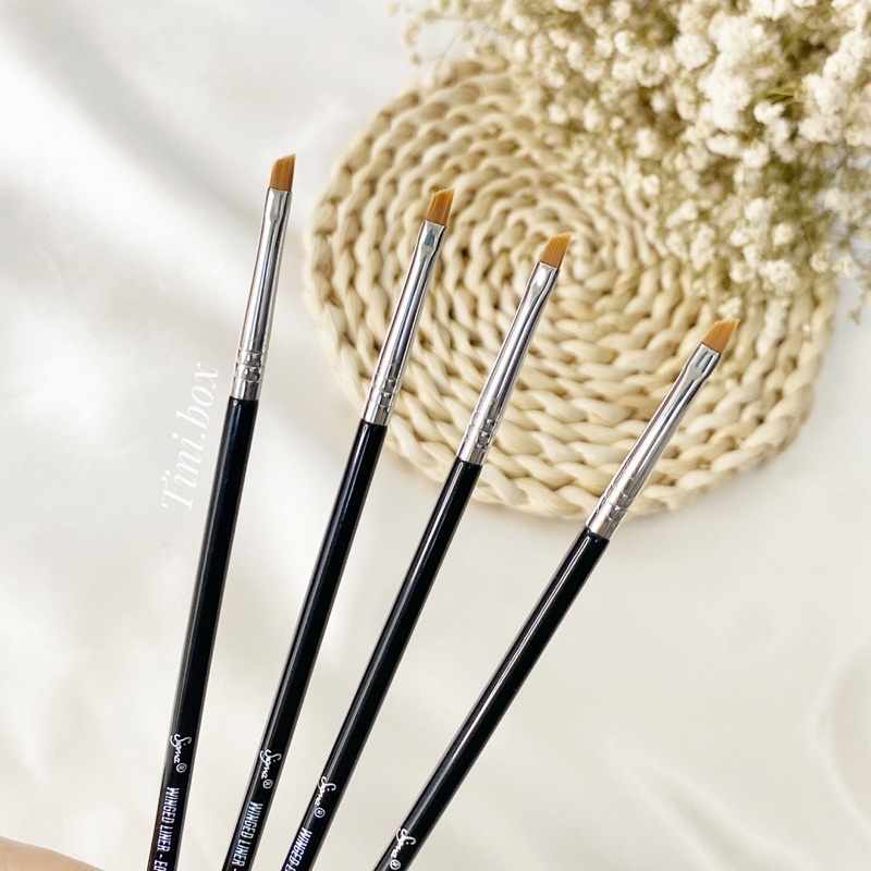 Cọ vẽ eyeliner đầu nhỏ siêu mảnh Sigma E06 Winged Liner Brush