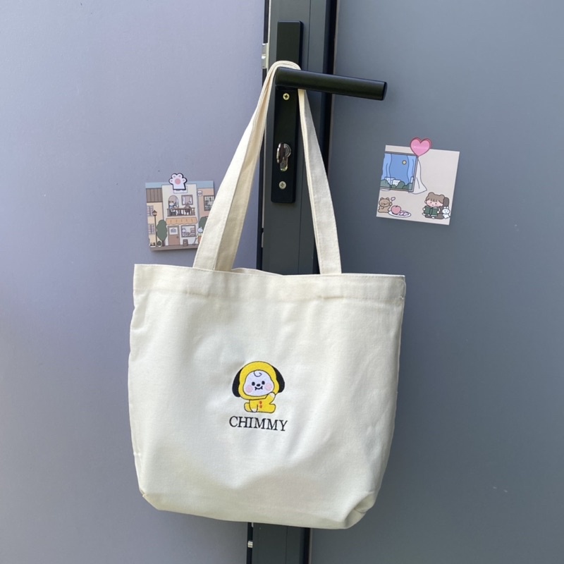 Túi vải đeo vai thêu theo mẫu.