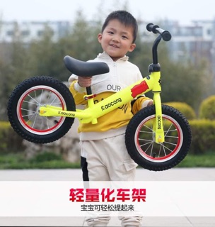 Xe thăng bằng chòi chân cho bé