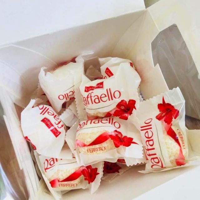 Kẹo socola phủ dừa Ferrero confetteria Rafaello 150g . date t11/2021