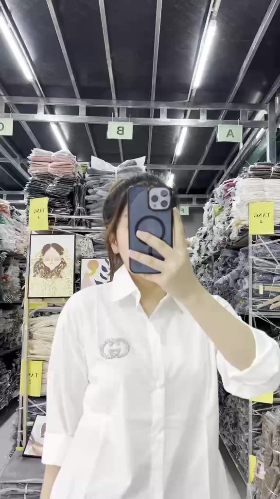 Áo sơ mi trắng kèm tag đá sang xịn b80 | BigBuy360 - bigbuy360.vn