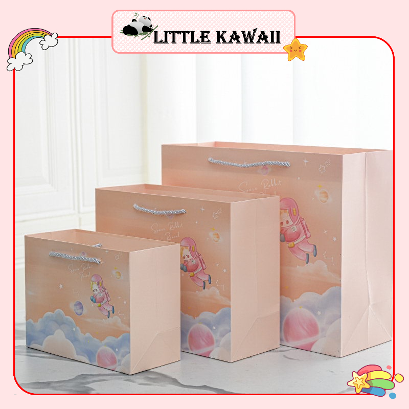 Túi giấy đựng quà ngang mẫu thỏ phi hành gia dễ thương quai lụa