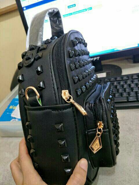 Ba lô đinh tán đen thời trang hot