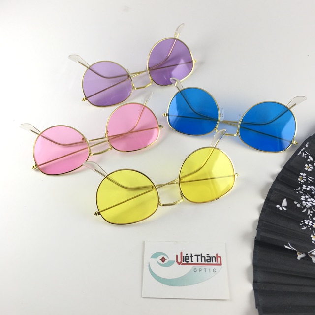 Kính màu đi biển nhỏ xinh