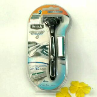 Cán cạo râu Schick Quantro Titanium 4 , 1cán + 2 luoi + 1 dụng cụ gác .