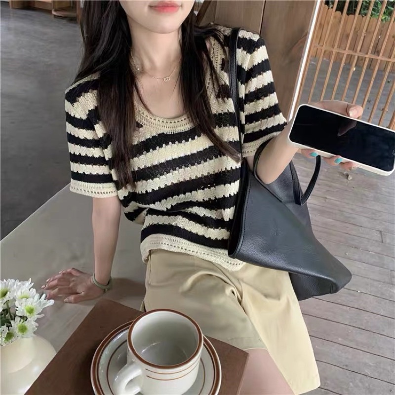 Áo len mỏng đen trắng cộc tay cổ tròn