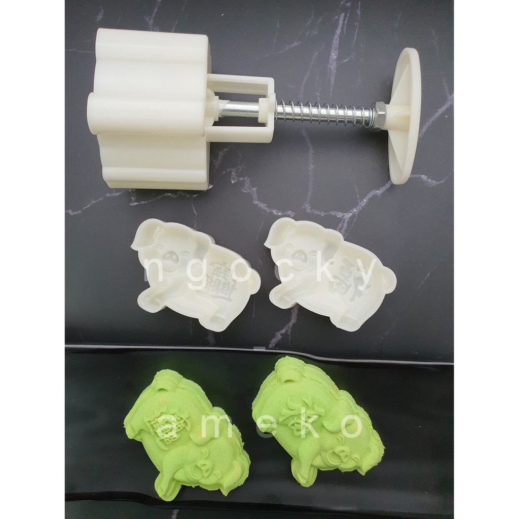 NQ00849 - KHUÔN LÒ XO BÁNH TRUNG THU / BÁNH DỨA (THƠM) HÌNH HEO THẦN TÀI 50G